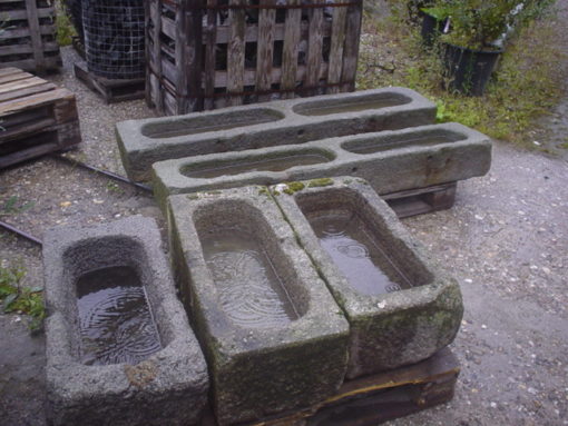 Alte Futtertröge aus Granit