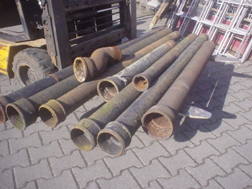 Alte Standrohre aus Gusseisen