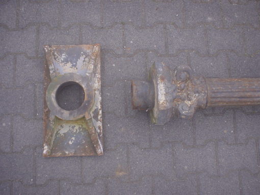 Kanellierte Säule mit Platte – Bild 3