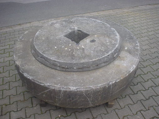 Uralter Mühlstein 185cm aus Blaustein