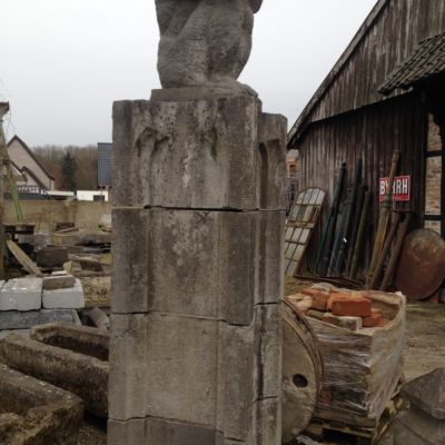 Säule mit Skulptur