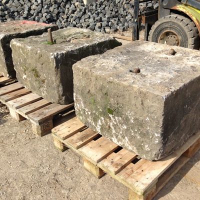 Basaltquader Sockel 75x75cm