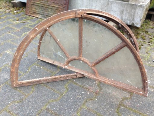 Rundbogenfenster mit Drehflügel