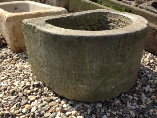 Kleines Blausteinbecken , halbrund