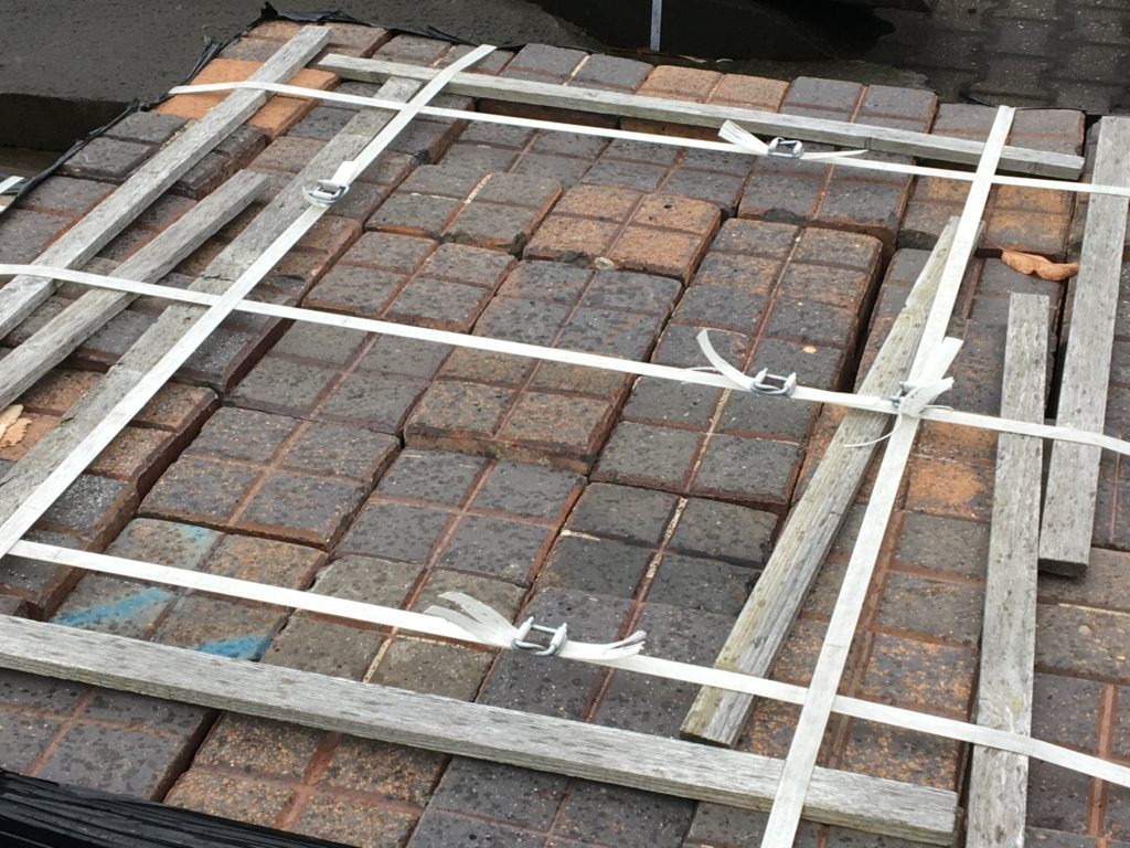 300qm Alte Münchner Gehwegplatten 14x14cm aus Rückbau FachwerkAntik
