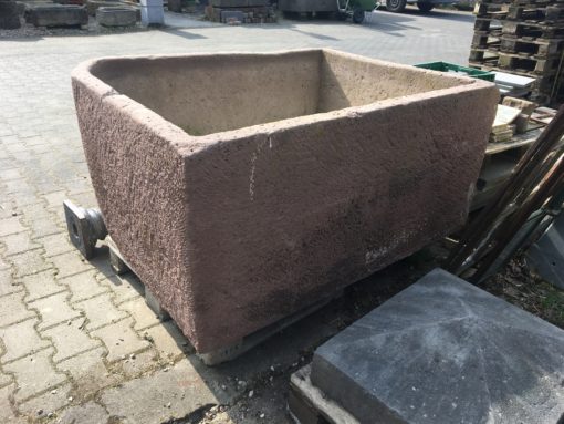 Historischer großer Brunnentrog aus Wesersandstein 145x112x65cm hoch – Bild 4