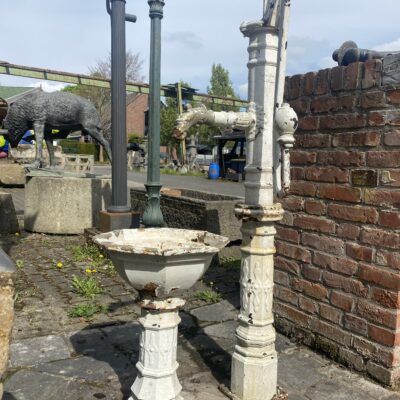 Gartenpumpe mit Becken aus Gusseisen