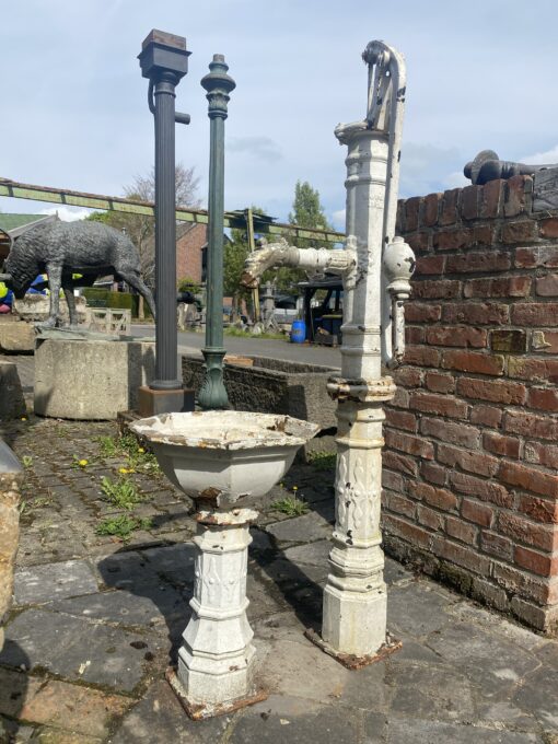 Gartenpumpe mit Becken aus Gusseisen