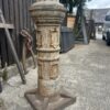 Säule aus Gusseisen als Pflanzenpodest
