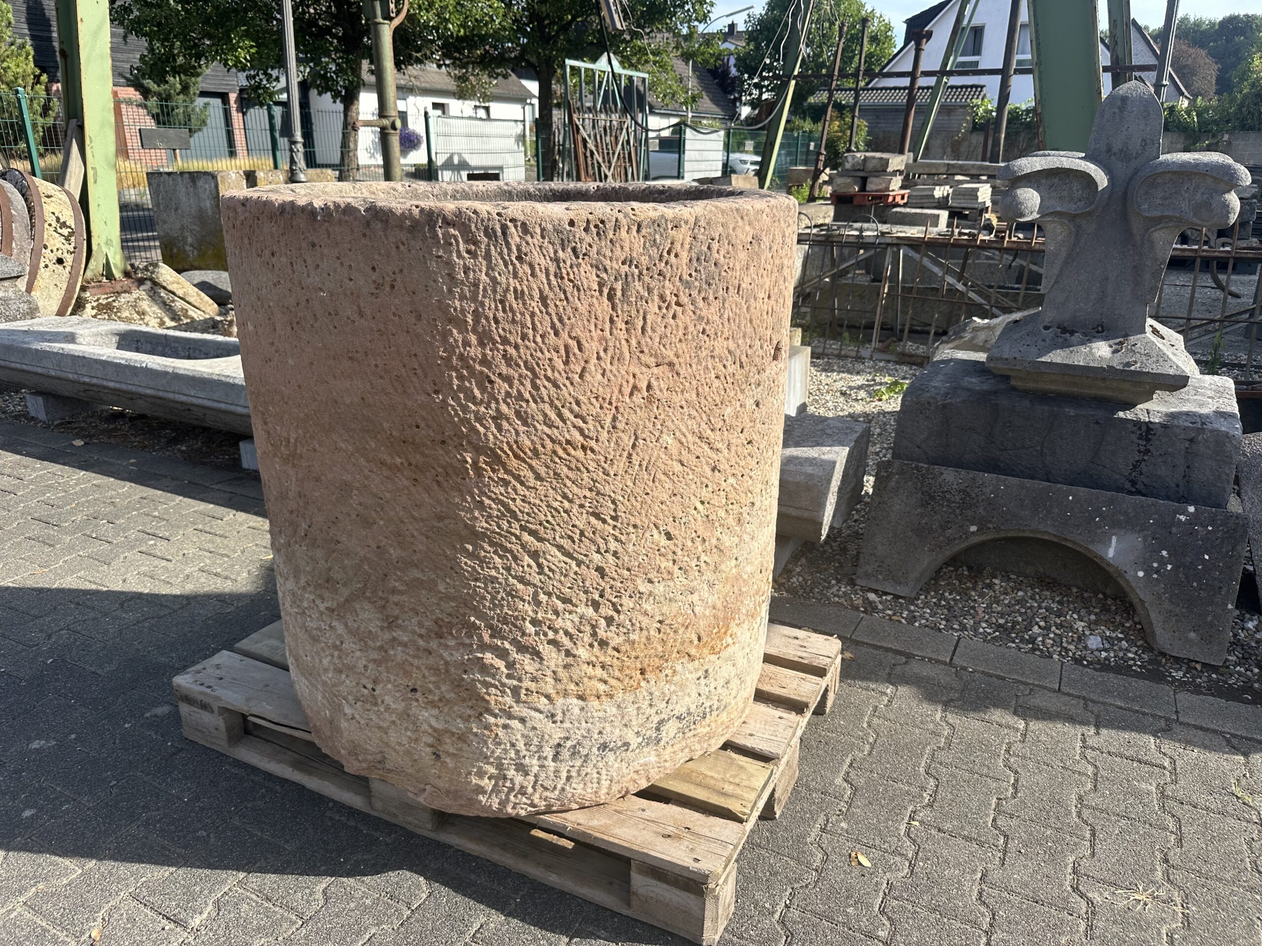 Großer Brunnentrog, Rundtrog aus Sandstein